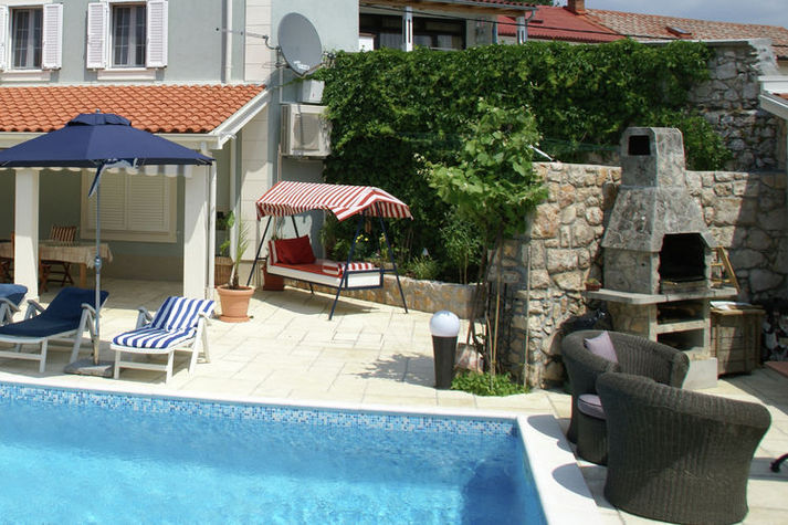 PoolOfHouse