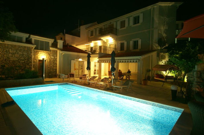 PoolOfHouse