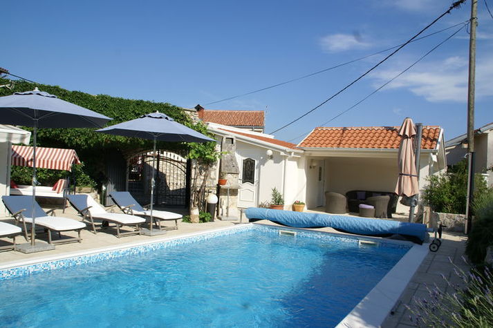 PoolOfHouse