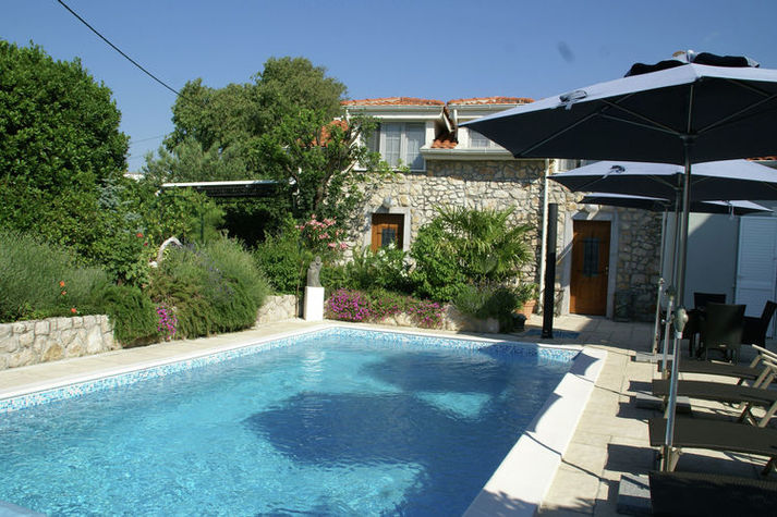 PoolOfHouse