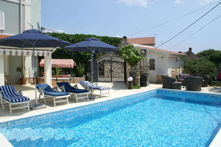 PoolOfHouse