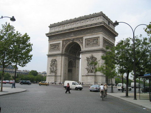 Walk to Arc De Triomphe in a few minutes
Walk to Arc De Triomphe in a few minutes