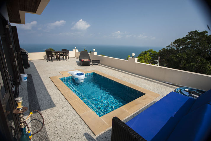 Plunge pool dining / seating terrace