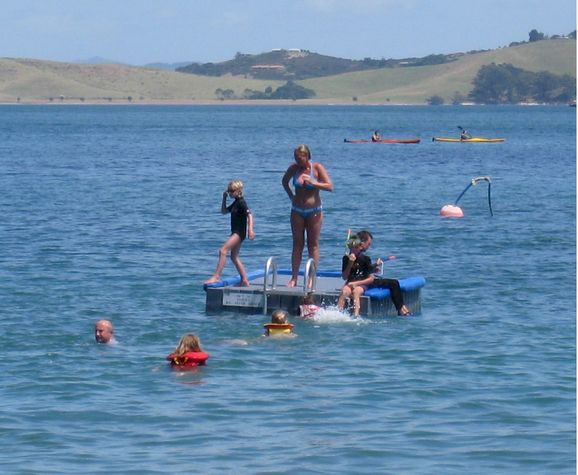 Diving pontoon in front