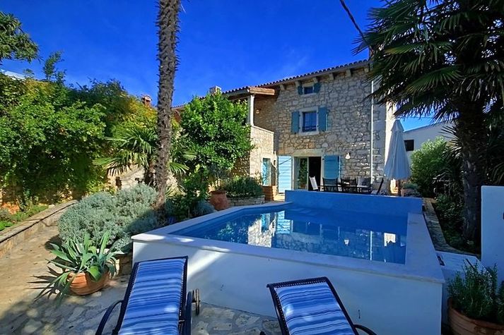 PoolOfHouse