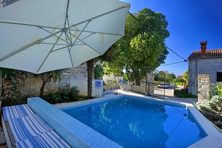 PoolOfHouse