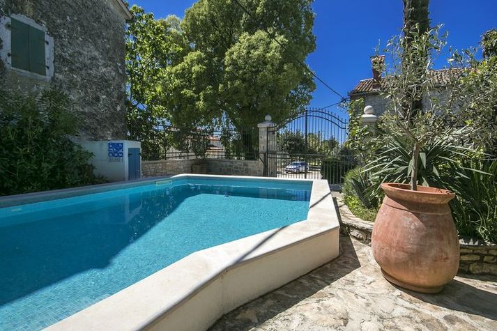 PoolOfHouse