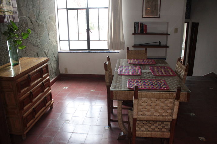 Comedor con ventanales amplios