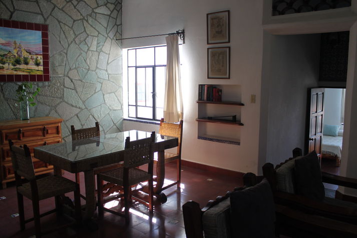 Vista de comedor y pasillo hacia recamara