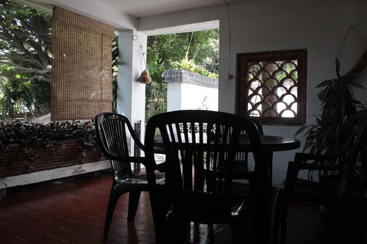 Terraza privada con mesa y sillas