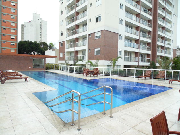 pool with wet deck