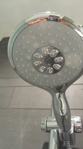 Power shower with 4 stands
