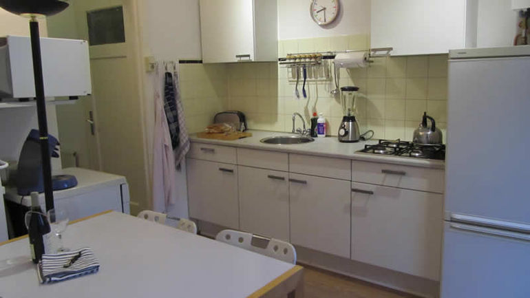 Spacious kitchen with dishwasher, washing machines, etc