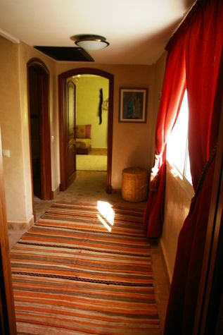 The corridor between the two bedrooms