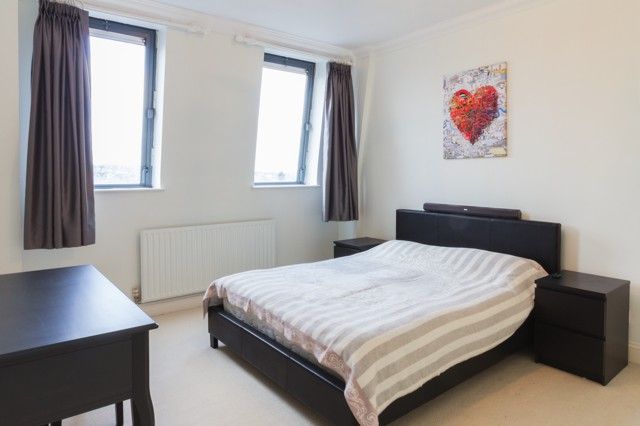 Main Bedroom offers large space and lots of light
Main Bedroom offers large space and lots of light