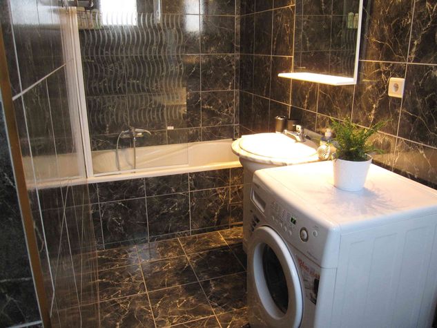 Refined bathroom with a washing machine
Refined bathroom with a washing machine