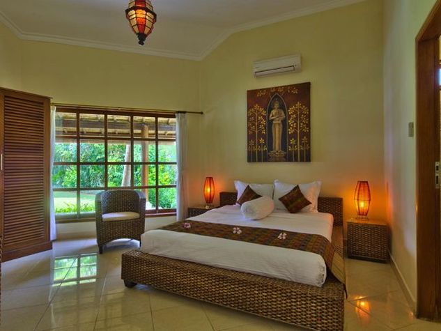 Luxury en-suite bedroom 1 with Sea View