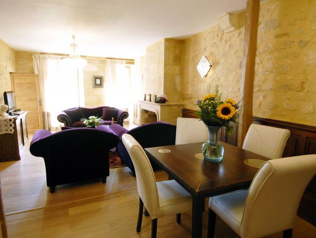 Salle à manger / Dinning-room
Salle à manger - table et 4 chaises / Dinning-room ,free wifi access