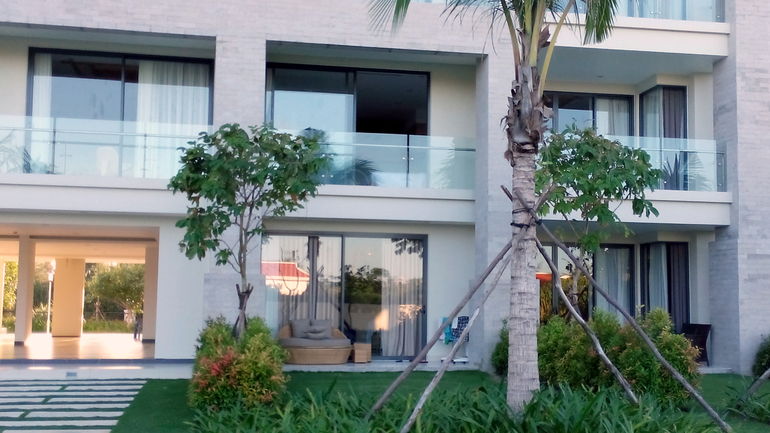 The apartment (center of the photo on the first floor) viewed from the garden