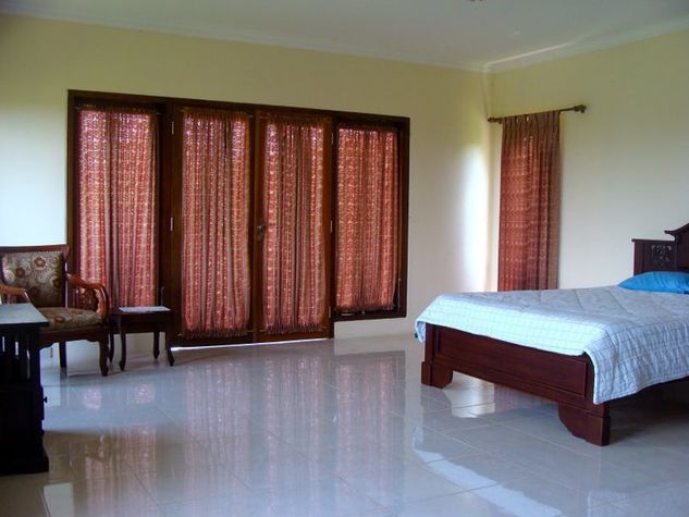 queen bed with balcony