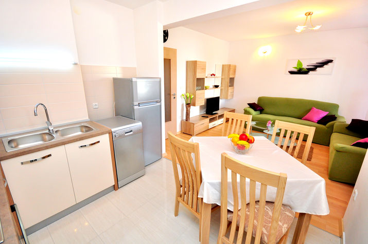 Kitchen
Dining Table