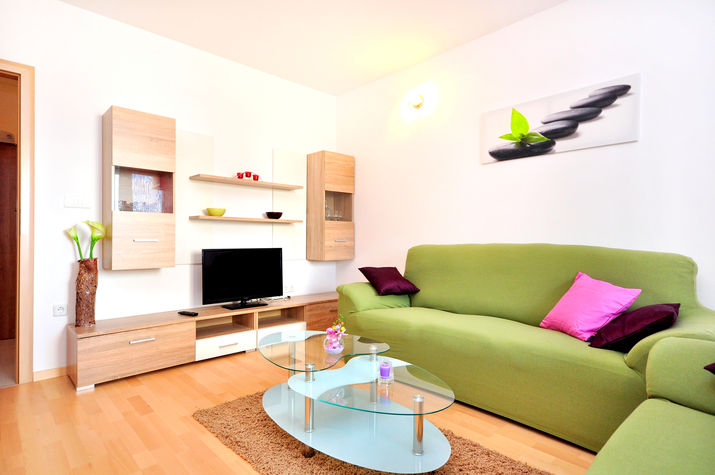 Living Room
Modern LCD TV