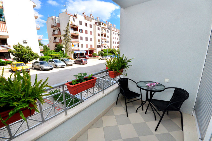 Balcony
Balcony with Table