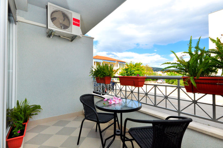 Balcony
Balcony with Table