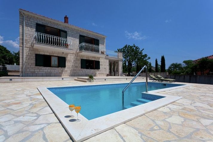 PoolOfHouse