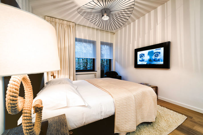 Bedroom with Queen Sized Bed / Flatscreen TV