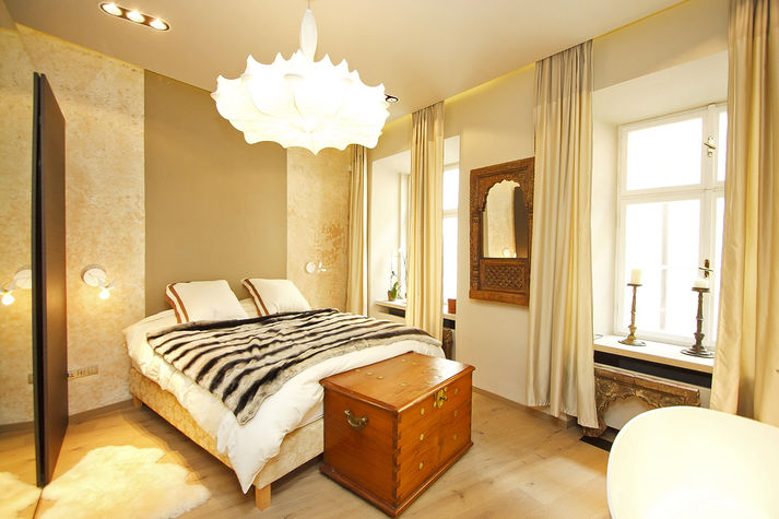 Main bedroom futuring bath tube