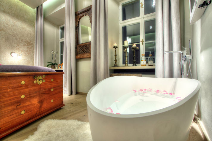 bath tub in the master bedroom