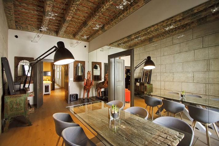 Spacious dinning room with high ceiling