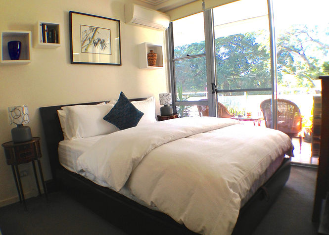 Queen size bed with hotel quality linen