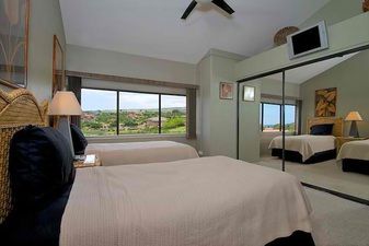 Guest bedroom with twin beds