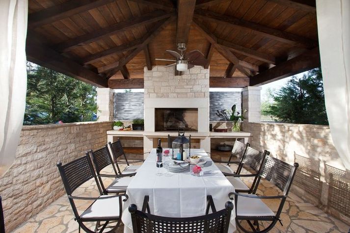 PoolOfHouse