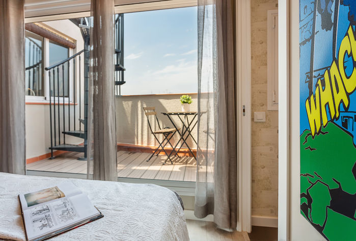 Bedroom with views to the balcony