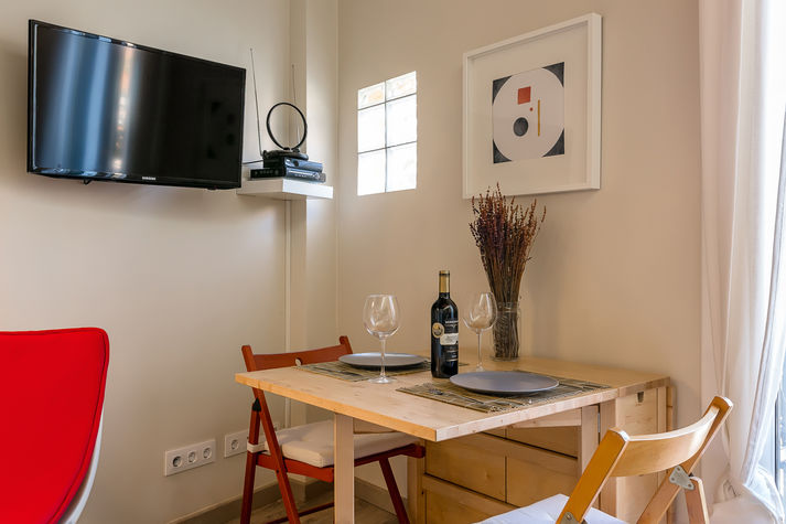 Dining table can be extended to fit 4 table