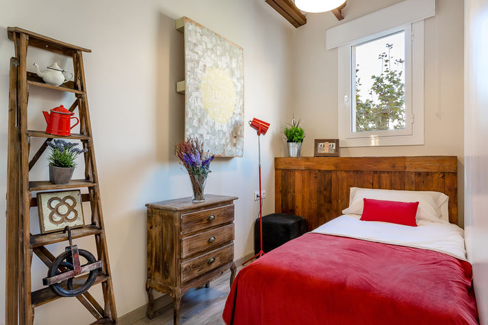 2nd bedroom with 2 single beds