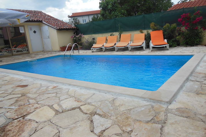 PoolOfHouse