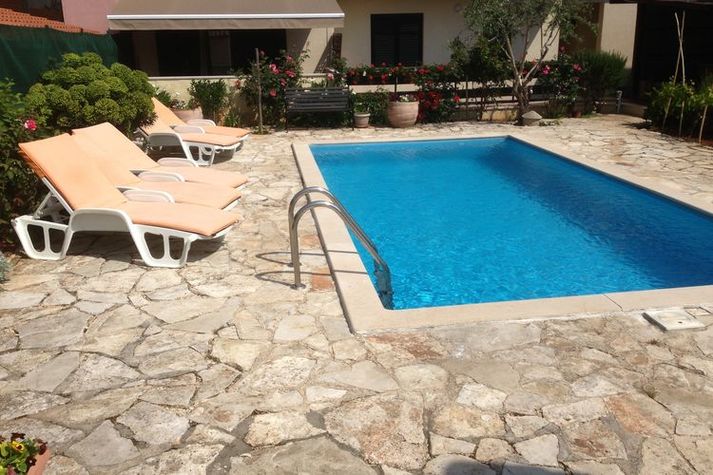 PoolOfHouse