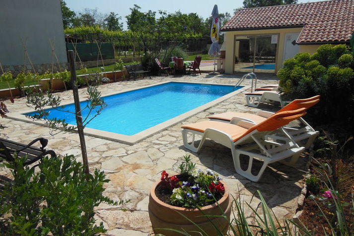 PoolOfHouse