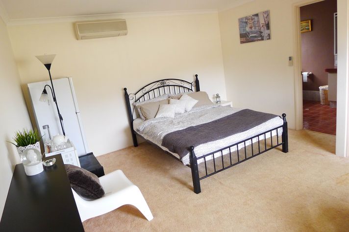 Main Bedroom comes with the kitchen utensils and Microwave