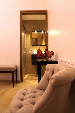 Chambre en suite / King size bedroom 
Chambre en suite : salle d'eau / wc (sèche-cheveux-machine à laver séchante) / 
King size bedroom, big cupboard, table and chairs, en suite : shower - room (wash-dry machine - hair dress)