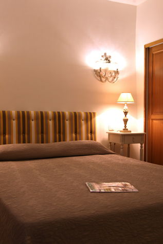 Chambre en suite / King size bedroom 
Chambre en suite : salle d'eau / wc (sèche-cheveux-machine à laver séchante) / 
King size bedroom, big cupboard, table and chairs, en suite : shower - room (wash-dry machine - hair dress)