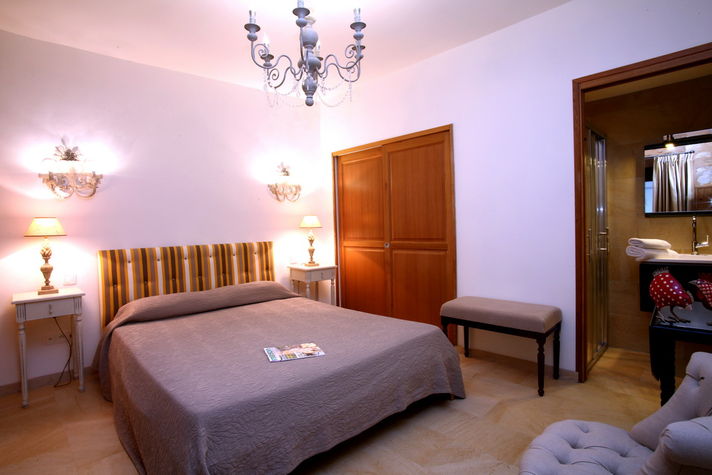 Chambre en suite / King size bedroom en suite
Chambre en suite : salle d'eau / wc (sèche-cheveux-machine à laver séchante) / 
King size bedroom, big cupboard, table and chairs, en suite : shower - room (wash-dry machine - hair dress)