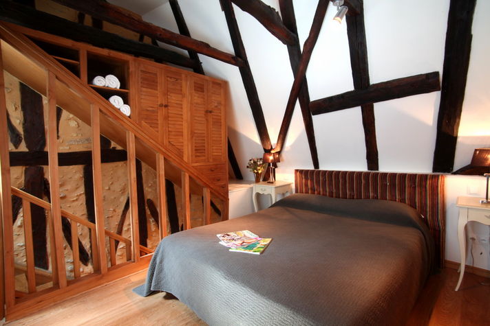 Second king size bedroom 
Deuxième chambre en suite : salle d'eau - WC, sèche-cheveux, poutres apparente, fenêtres / Second king size bedroom, beams, cupboard, chair, en suite : shower-room / toilettes