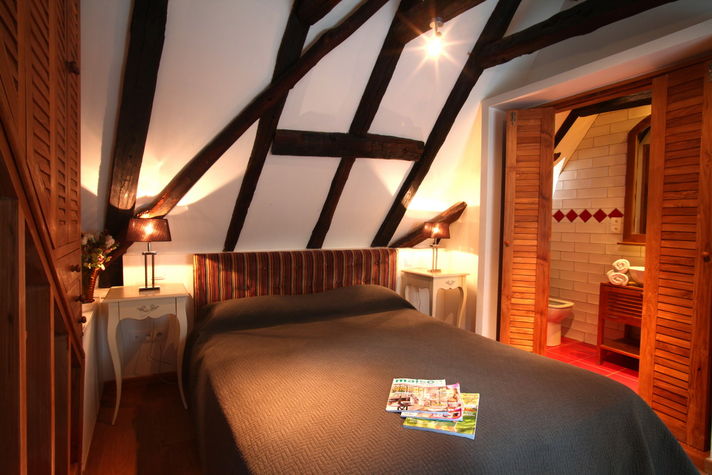 Chambre en suite / Second king size bedroom 
Deuxième chambre en suite : salle d'eau - WC, sèche-cheveux, poutres apparente, fenêtres / Second king size bedroom, beams, cupboard, chair, en suite : shower-room / toilettes