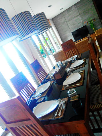 Dining Table (Maximum 6 person)
