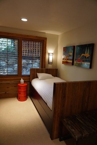 2 Twin Beds Bedroom